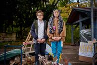 Schloss Einstein – Marlon (Matti Schneider) und Chiara (Jamila Weintritt) hoffen auf gutes Karma.
