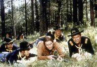 Der weiße Sohn der Sioux – Warbonnet (Charlton Heston, M.) dient der Kavallerie als Scout ...
