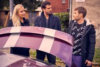 Heldt – Was genau Marvin Röschhoff (Daniel Fritz, r.) aus seinem Kofferraum heraus vertickt, erstaunt Kommissar Heldt (Kai Schumann, M.) und Staatsanwältin Ellen Bannenberg (Janine Kunze, l.) dann doch.