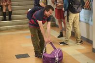 The Middle – Versucht, mit Axls Hilfe mehr Muskeln aufzubauen: Brick (Atticus Shaffer) ...