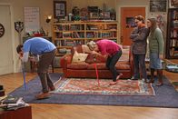The Big Bang Theory – Eine seltsame Truppe: Amy (Mayim Bialik, r.), Leonard (Johnny Galecki, 2.v.r.), Penny (Kaley Cuoco, 2.v.l.) und Sheldon (Jim Parsons, l.) ...
