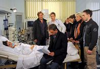 Rote Rosen – ARD ROTE ROSEN FOLGE 952 Uhr im ERSTEN. Steffen (Christoph Kottenkamp, h.l.) muss hilflos mit ansehen, wie Tim (Nicolas König, vorne.) in die Operation einwilligt, die Gesa (Mona Klare, liegend) töten könnte (v.l.n.r. Max Engelke, Birgit Würz, Oona Devi Liebich, Barbara-Magdalena Ahren, Fabian Oskar Wien).
