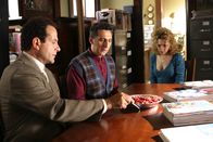 Monk – Das Verhältnis zwischen Monk (Tony Shalhoub, l.) und seinem Bruder Ambrose (John Turturro, M.) ist mehr als angespannt. Sharona (Bitty Schram, r.) weiß nicht, wie sie sich verhalten soll ...