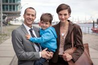 Immer wieder anders – Jan (Barnaby Metschurat) und seine Freundin Aimee (Laura de Boer) sind stolz auf ihren kleinen Sohn Luca (Finley Alexander Kuhlmann).