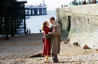 Das Ende einer Affäre – Sarah (Julianne Moore) und Maurice (Ralph Fiennes) genießen eine Auszeit am Meer.