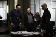 The Strain – Müssen all ihre persönlichen Differenzen überwinden, um die Menschheit zu retten und den Virus aufzuhalten: Fet (Kevin Durand, l.), Abraham (David Bradley, 2.v.l.), Dutch (Ruta Gedmintas, 2.v.r.), Quinlan (Ruper Penry-Jones, r.) und Eph ...
