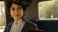 Grand Hotel – Doña Teresa (Adriana Ozores) reist zu einer Versammlung bedeutender Hoteliers.