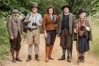 Father Brown – Inspector Mallory (Jack Deam, l.), Sergeant Goodfellow (John Burton, 2.v.l.), Bunty (Emer Kenny, 3.v.r.), Father Brown (Mark Williams, 2.v.r.) und Mrs Mccarthy (Sorcha Cusack, r.) sind auf gemeinsamer Wandertour, um Vögel zu beobachten.