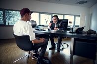 Blockbustaz – Dr. Jens Hartmann (Martin Armknecht, r.) überzeugt Sol (Eko Fresh, l.), für ihn zu arbeiten.