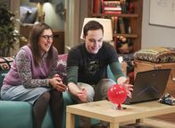 The Big Bang Theory – Sheldon (Jim Parsons, r.) würde alles daran setzen, einmal bei der Professor Proton-Show mitwirken zu dürfen, doch dann fragt Wil ausgerechnet Amy (Mayim Bialik, l.), ob sie in der Show auftreten will ...