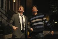 How I Met Your Mother – Während sich Ted (Josh Radnor, r.) und Barney (Neil Patrick Harris, l.) um Robin streiten, haben Lily und Marshall beschlossen, in separaten Betten zu nächtigen ...
