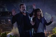 Extant – JD (Jeffrey Dean Morgan, l.) und Molly (Halle Berry, r.) treten mit einem verschollen geglaubten Freund von John in Kontakt, während Charlie Lucys Zuneigung für seine Zwecke zu nutzen versucht ...