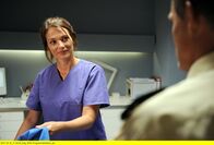 Hubert und Staller – Gerichtsmedizinerin Dr. Caroline Fuchs (Susu Padotzke) präsentiert Hubert (Christian Tramitz, rechts) und Staller die Untersuchungsergebnisse.