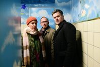 München Mord – Auf der Toilette im Gloria’s stellen Flierl (Bernadette Heerwagen, l.), Schaller (Alexander Held, M.) und Neuhauser (Marcus Mittermeier, r.) fest, dass der Täter hier nicht durch die Fenster geflohen sein kann.