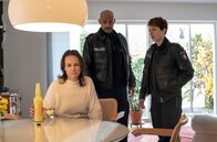 Großstadtrevier – Lukas Petersen (Patrick Abozen, M.) und Nina Sieveking (Wanda Perdelwitz, r.) müssen Dorothee Wiese (Sabine Urban, l.) beibringen, dass ihr Ehemann in einem Domina-Studio gestorben ist.