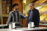 Superior Donuts – Franco (Jermaine Fowler, l.); Arthur (Judd Hirsch, r.)
