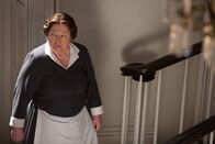 American Horror Story – Delphine (Kathy Bates) kann es nicht lassen, Menschen zu foltern, doch wird sie das auch unter dem Dach von Fiona folgenlos tun können?; Delphine (Kathy Bates) kann es nicht lassen, Menschen zu foltern, doch wird sie das auch unter dem Dach von Fiona folgenlos tun können?