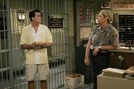 Two and a Half Men – Charlie Harper (Charlie Sheen, l.); Gefängniswärterin (Diane Delano, r.)