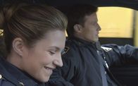 Blue Bloods - Crime Scene New York – Eddie (Vanessa Ray, l.) überredet Jamie (Will Estes, r.) zu einem Doppeldate, nachdem sie dessen charmanten Freund Spencer Croft kennen gelernt hat. In der Zwischenzeit befassen sich Danny und Baez mit dem Tod eines Literatur-Professors ...