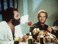 Zwei Missionare – Pater J. (Terence Hill, r.) und Pater Pedro (Bud Spencer, l.) erfreuen sich lieber an den handfesten Genüssen des Lebens. Doch bei beiden sitzt das Herz auf dem rechten Fleck, und sie setzen sich für die Eingeborenen ein und helfen ihnen ...