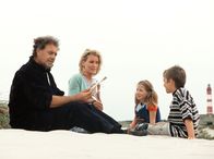 Das Glück ist eine Insel – Melanie Jacobs (Ana-Sophie Dietrich, 2. v. re.), die Tochter der Rechtsanwältin Corinna Jacobs (Maria Furtwängler), hat eine Flaschenpost von Patrick Groote (Ivo Möller, re.) gefunden. Auf diese Weise lernt Ivos Vater Dr. Jens Groote (Christian Kohlund) die Rechtsanwältin Corinna Jacobs kennen und lieben.