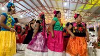 Sara Nuru - Abenteuer Mexiko – Mexikanische Farbenpracht: Muxes auf einem großen Fest in ihren schönsten Kleidern.