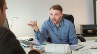 SOKO Wismar – Lars Pöhlmann (Dominic Boeer) befragt den Freund des Opfers, Steffen Dreyer (Martin Kiefer). Er ist total geschockt, als er vom Tod seiner Freundin erfährt. Doch der Steuerberater ist erst kürzlich mit Leonie Böger zusammen gekommen. Weiß er mehr über Leonies Tod, als er zugeben will?