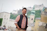 Heimatleuchten – Moderator Richard Deutinger vor der Kulisse der Stadt Salzburg