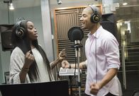 Empire – Die ganze Familie packt an, um die Zukunft der Firma zu sichern. Jamal (Jussie Smollett, r.) schnappt sich durch sein Duett mit Delphine (Estelle, l.) eine berühmte Sängerin ...
