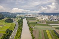Paradiese aus Menschenhand – Bei Innsbruck konkurriert der Inn mit Landwirtschaft, Siedlungen und Autobahnen.