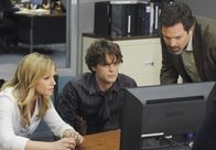 Criminal Minds – Sind einem Serienkiller auf der Spur: JJ (A. J. Cook, l.), Reid (Matthew Gray Gubler, M.) und Detective John Fordham (Jonathan Goldstein, r.) ...