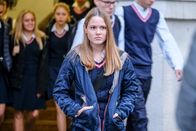 Die Chefin – Pia Schuster (Tabea Willemsen) kommt aus dem Schulgebäude.
