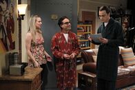 The Big Bang Theory – Gute Freunde: Sheldon (Jim Parsons, r.), Leonard (Johnny Galecki, M.) und Penny (Kaley Cuoco, l.) ...