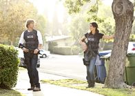 Navy CIS: L.A. – Müssen ein Mädchen finden, von dem befürchtet wird, dass es von einer terroristischen Organisation rekrutiert wurde: Kensi (Daniela Ruah, r.) und Deeks (Eric Christian Olsen, l.) ...