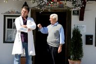 Der Bergdoktor – Martin (Hans Sigl, l.) und Roman (Siegfried Rauch, r.) sind ein gutes Team.