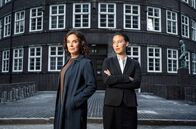 Conti: Meine zwei Gesichter – Rechtsanwältin Anna Conti (Désirée Nosbusch, li.) und Staatsanwältin Henry Mahn (Malaya Stern Takeda, re.)