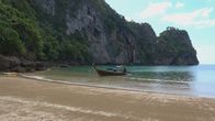 Phuket & Co. - Thailands sonnige Inselwelten – Auf Ko Muk fallen schroffe Felshänge steil ins grünblaue Meer hinab.