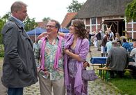 Nordisch herb – Schlachtfest auf dem Biohof Meede: Kriminalrat Hinrichs (Thomas Kügel, M.) erscheint frisch verliebt mit Melanie Meede (Marie Rönnebeck, r.) und Jon (Frank Vockroth, l.) amüsiert sich.