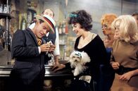 Das Mädchen Irma La Douce – Nestor (Jack Lemmon) verliebt sich Hals über Kopf in Irma (Shirley MacLaine, Mi.).