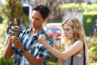 Community – Britta (Gillian Jacobs, r.) möchte Abed (Danny Pudi, l.) etwas Gutes tun und schreibt ihn für einen Filmkurs ein. Doch diese Widerstrebt seinen Vater, der nicht möchte, dass er diesen Karrierepfad einschlägt, sondern das Familienrestaurant übernimmt ...