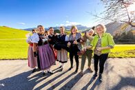 Landfrauenküche – Die Landfrauen mit Jan Fitze auf dem Hof von Erna Köfer (r.) in Schlatt (AI)