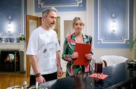 Sturm der Liebe – Greta (Laura Osswald, r.) freut sich, wieder im Fürstenhof zu arbeiten und bleibt auf Abstand zu Miro (Pablo Sprungala, l.).