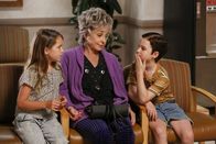 Young Sheldon – Eigentlich sollte Großmutter Meemaw (Annie Potts, M.) auf die Kinder aufpassen, während Mary und George im Krankenhaus sind, doch dann treffen Georgie, Missy (Raegan Revord, l.) und sogar Sheldon (Iain Armitage, r.) eine folgenschwere Entscheidung ...