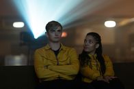 Alex Rider – Alex Rider (Otto Farrant) findet das Verhalten von Ayisha (Shalisha James-Davis) seltsam, denn sie spricht und bewegt sich wie ein Roboter.