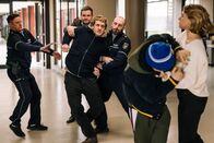 SOKO Köln – Jonas Fischer (Lukas Piloty, 2. v. l.) und Vanessa Haas (Kerstin Landsmann, r.) versuchen, die Auseinandersetzung zwischen Erik Trimborn (Jakob Geßner, 3. v. l.) und Marco Greil (Paul Wollin, 2.v.r.) zu schlichten. Beide Männer hatten eine Verbindung zu der Toten. (Komparsen im Bild)