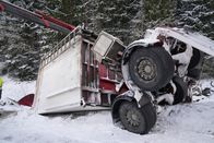 Ice Road Rescue - Extremrettung in Norwegen – Der Anhänger ist komplett in den Graben gestürzt und liegt auf der Seite. (National Geographic für Disney)