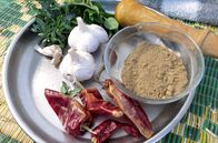 Zu Tisch ... – Chilischoten, Knoblauch, Knoblauch: Zutaten für hausgemachtes Harissa.