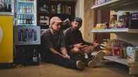 neoriginal: Späti – Fred (Wilson Gonzalez, l.) und Konnopke (Alexander Finkenwirth, r.) planen ihren großen Durchbruch als Musiker.