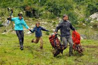 Der Bergdoktor – Die Familie Wedekind mit Melanie (Katrin Ritt, l.), Philipp (Vincent Mauz, M.) und Stefan (Patrick Back, r.) eilt durch das Unwetter zu den gerade eintreffenden Fahrzeugen der Bergwacht.