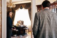 Allmen – Hotelchefin Dahlia Gutbauer (Erni Mangold, Mitte) und Managerin Charyl Talfeld (Christina Hecke, li.) setzen Allmen (Heino Ferch) unter Druck.